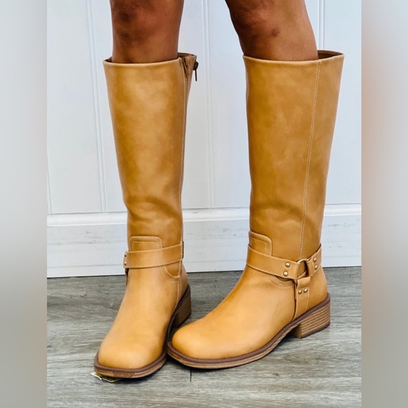 NWT Buckle Up Butter Cup Women's Boots.